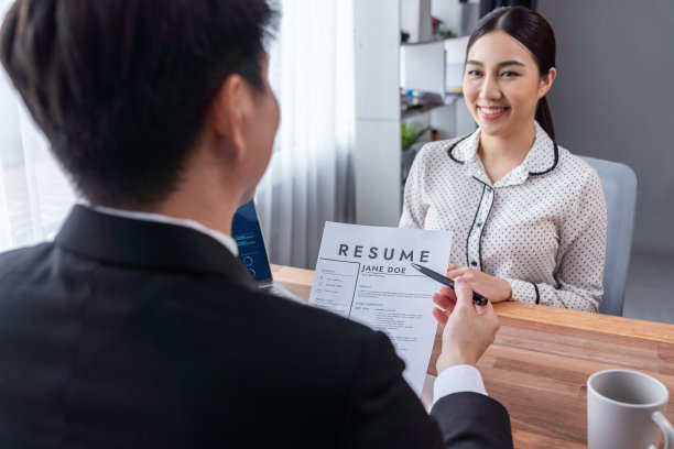面试官和候选人之间的对话式面试。欢欣鼓舞的图片下载