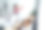 年轻女子正在用卷尺在墙上测量。女孩想把一幅画挂在家里的墙上。家政工作。自己动手修理。DIY，性别平等的工作理念。图片下载