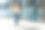 戴着黄色帽子和粉色太阳镜的30多岁女孩在查看社交媒体，快乐的女人在户外拿着智能手机。城市生活方式概念。旅行者图片下载