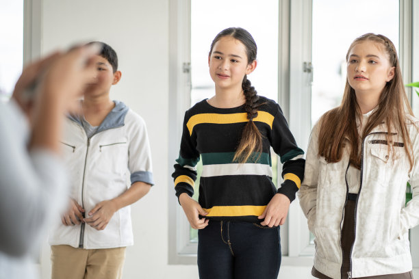 一群孩子站在教室里准备和同学一起参加舞蹈活动图片下载