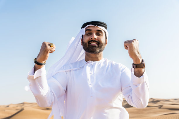 穿着阿拉伯坎杜拉的英俊中东阿联酋男子的肖像图片下载