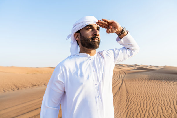 穿着阿拉伯坎杜拉的英俊中东阿联酋男子的肖像图片下载