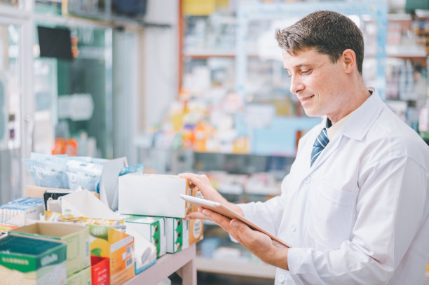 现代药房药剂师检查药品、药品、维生素片剂的库存，检查病人的处方。图片下载