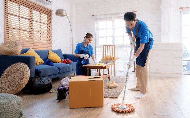 男员工和女员工打扫顾客的家。图片下载