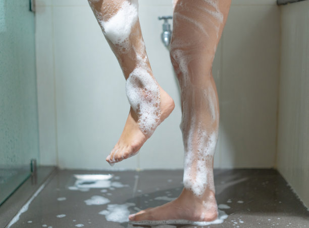 洗澡和洗头的女人很放松。图片下载