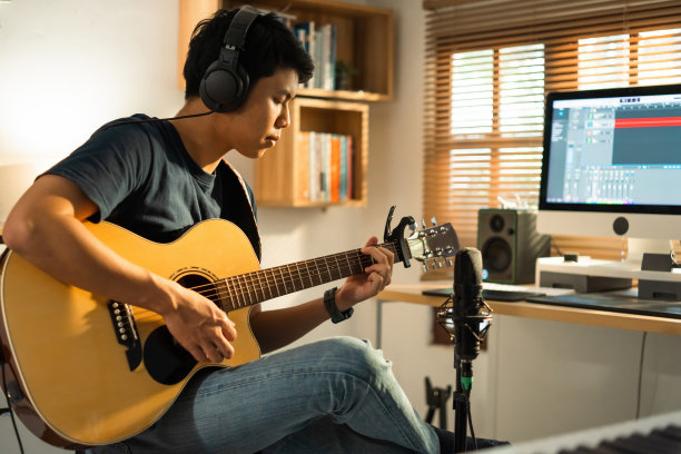 亚洲人在自己的录音棚里创作音乐图片下载