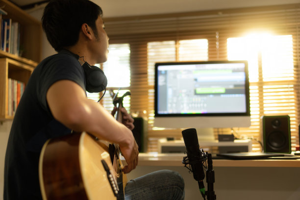 亚洲人在自己的录音棚里创作音乐图片下载