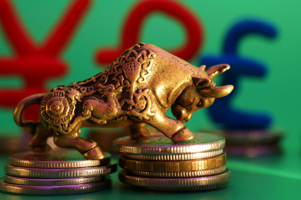 一个金属公牛的形象。图片下载