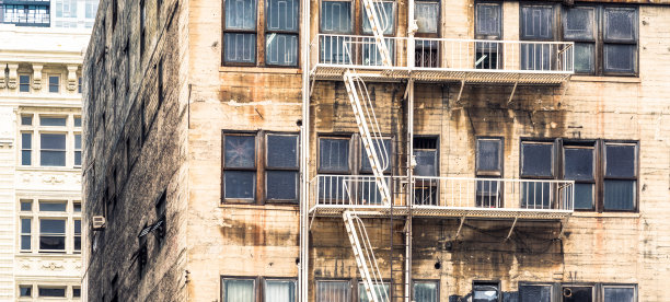 饱经风霜的老塔楼建筑图片下载