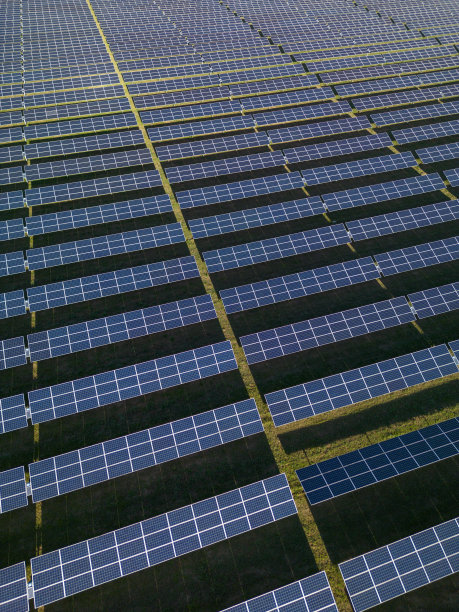 数以百计的太阳能电池板行鸟瞰图-库存照片图片下载