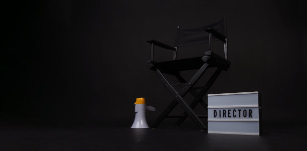 黑色背景的导演椅，灯箱和扩音器。图片下载