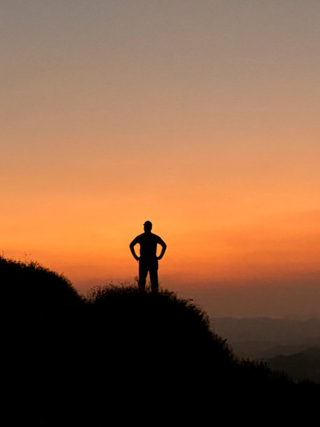 山峰上的剪影图片下载