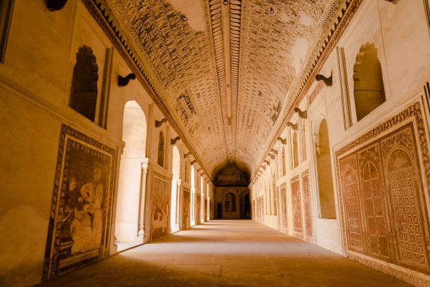 一座长而拱形的奥尔恰建筑的内部，两侧都有窗户图片下载