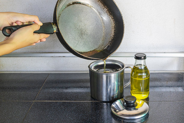 将用过的食用油倒入被污染的食用油容器中。旧的或用过的食用油可以回收用于生产生物柴油。但不要再用来烹饪。可能引起致癌物、癌症。图片下载
