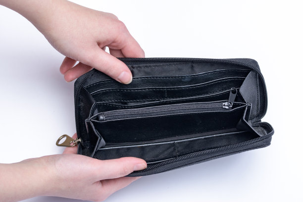 白色背景上手里拿着空钱包图片下载