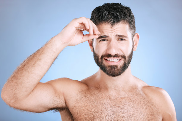 眉毛，面部和毛发去除与画像的男人和镊子修饰，皮肤护理和保养。卫生、化妆品及自我护理与面部塑形成长的美容护理图片下载