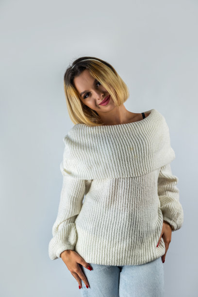 在白色的工作室背景上，穿着衣服的开朗美丽的女孩的肖像有乐趣。图片下载