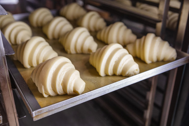 预先烤好的羊角面包面团图片下载