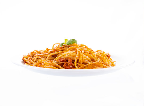 白色盘子里的意大利面，白色背景上的罗勒叶。图片下载