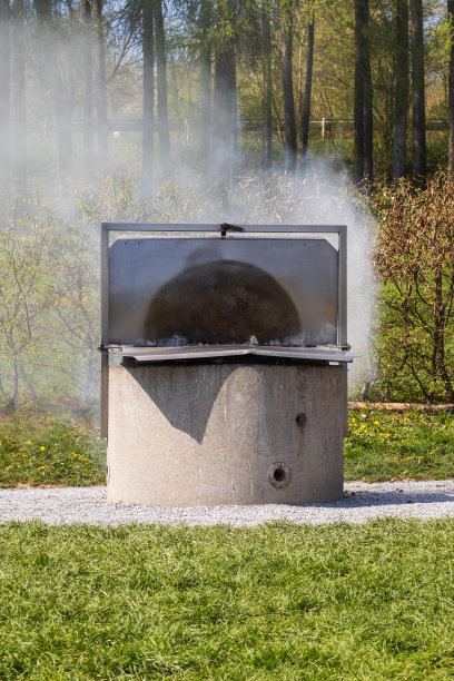 实心混凝土壁炉用于户外烧烤。他正在壁炉里取暖。图片下载