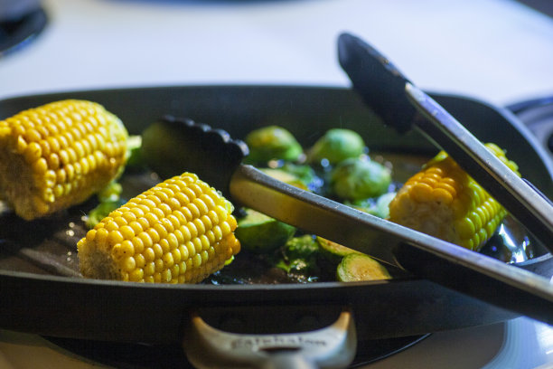 用平底锅烤猪排晚餐图片下载