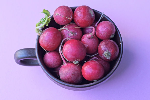 红红的新鲜萝卜蔬菜放在棕色的杯子里图片下载