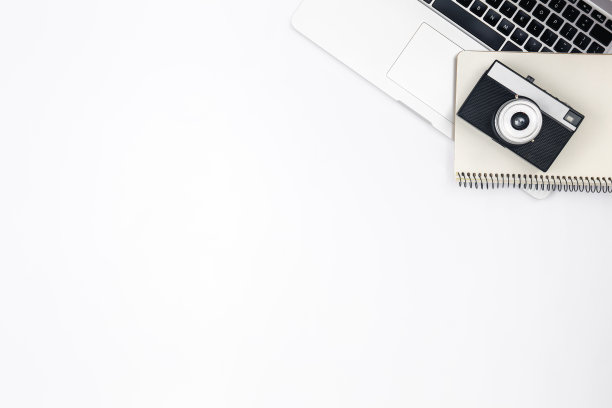 白色背景的复古相机和笔记本电脑，俯视图。图片下载