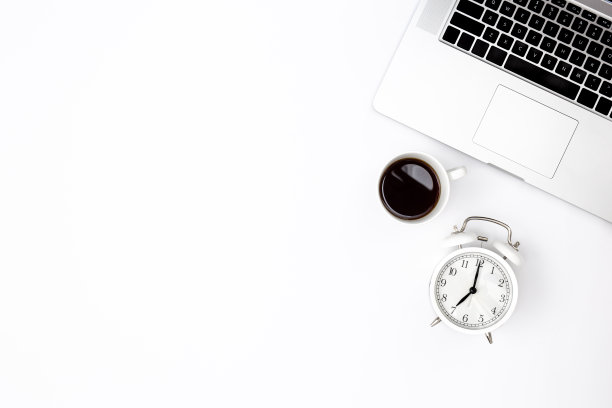白色背景与笔记本电脑，闹钟和黑色咖啡杯，俯视图。图片下载
