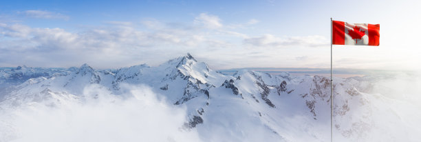 加拿大山景与国旗的鸟瞰图。图片下载
