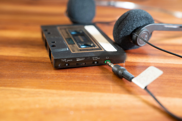 盒式音乐带集成音量控制和耳机插孔，配套耳机。音乐直接来自磁带。图片下载