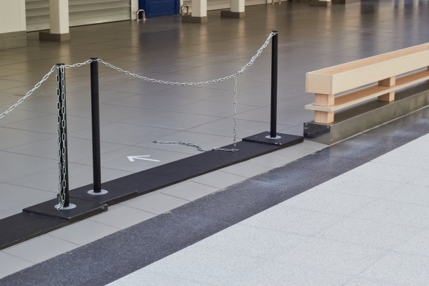 带链子的金属栅栏和铺着瓷砖的地板图片下载