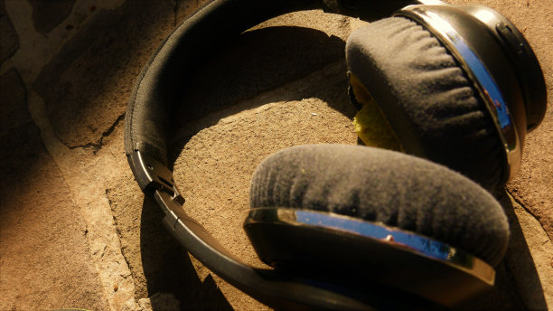 旧的耳机。无线耳机。耳机特写镜头图片下载