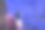 女孩手里拿着智能手机，在春天的Muscari花上拍照。开花于自然，现代科技图片下载