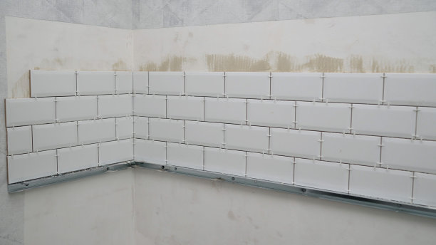 白色陶瓷厨房，在厨房服务。厨房墙上的瓷砖。围裙由白色瓷砖制成。图片下载