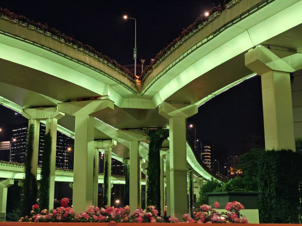 夜间架空道路交汇处图片下载