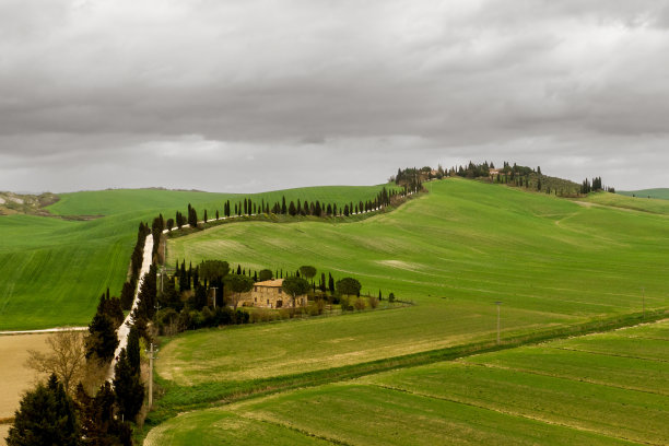 意大利乡村风景，以托斯卡纳山顶住宅为特色。图片下载