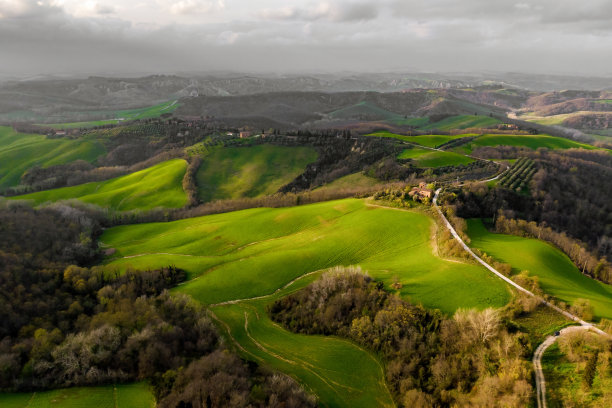 意大利托斯卡纳的连绵起伏的丘陵。图片下载