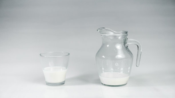 牛奶、巧克力和饼干。图片下载