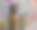 在迪拜的纺织品市场或露天市场上展示的羊绒披肩和传统鞋类图片下载