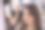 专业发型师在美容院为女士梳头，特写图片下载