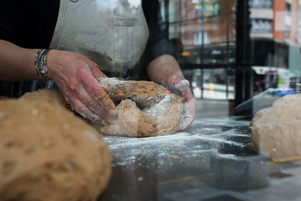面包店工人的特写镜头图片下载