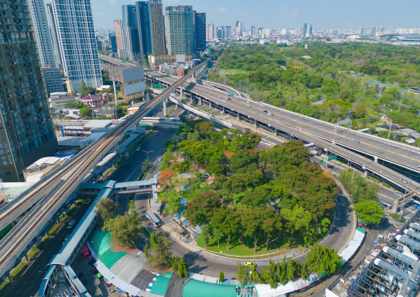 曼谷市区天际线，沙顿区隆比尼公园的绿树鸟瞰图。泰国。亚洲智慧城市的金融区和商业中心。摩天大楼的建筑图片下载