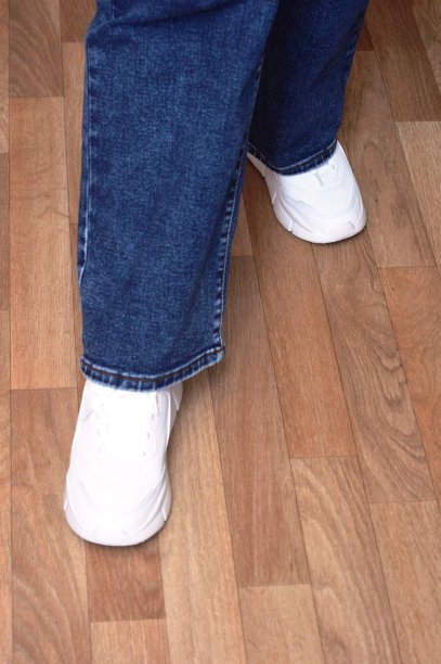 运动鞋和牛仔裤图片下载