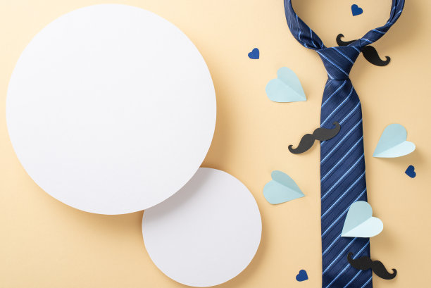 优雅有趣又富有创意的父亲节主题。顶视图的领带，小胡子，配件，心形米色背景与文字或广告的两个空的圆圈图片下载