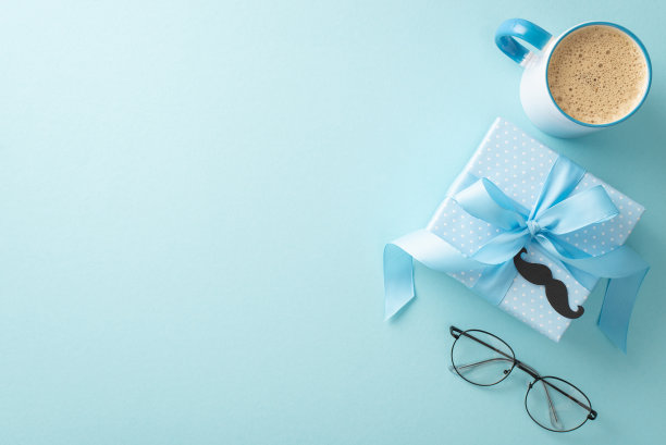 父亲节安排与班级。眼镜，胡子，礼盒，咖啡杯，以及淡蓝色背景上的文字空白图片下载