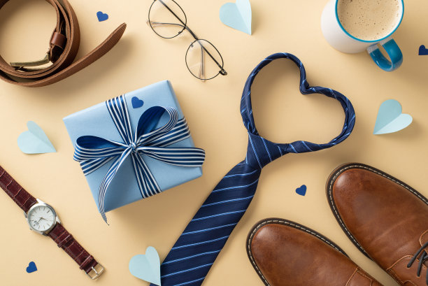 现代父亲节的主题。俯视图的礼物包，领带，皮鞋，眼镜，和其他配件在柔和的米色背景图片下载