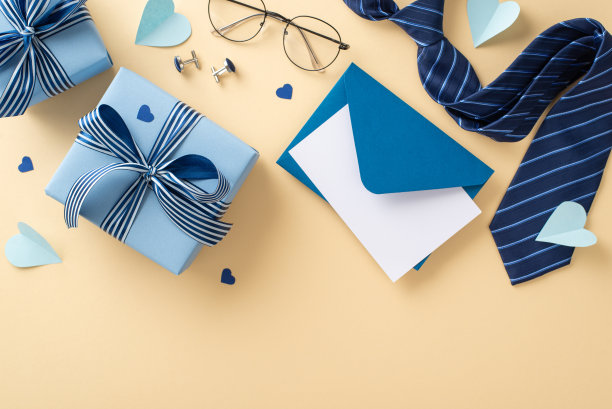 时髦的父亲节主题。平铺顶部视图的明信片，礼品包装盒，领带，配件，袖扣，眼镜，心形在米色表面与空白区域的文字图片下载