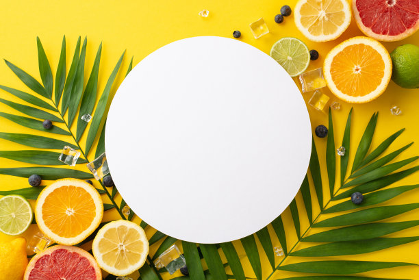 这是一张充满活力的夏季主题照片，黄色背景上有柑橘类水果和棕榈叶，中间有一个空圆圈用来添加文字图片下载