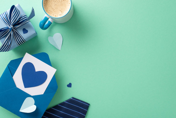 别致的父亲节点子。明信片与心，礼盒，领带，纸心，咖啡杯，和附件安排在蓝绿色的背景与空白的文字空间图片下载