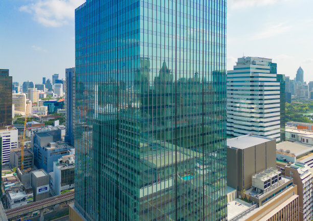 泰国曼谷市区天际线鸟瞰图。亚洲智慧城市的金融区和商业中心。日落时的摩天大楼和高层建筑。图片下载